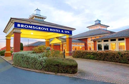 Catshill Hotel | Relax at Bromsgrove Hotel and Spa with Poolside Amenities