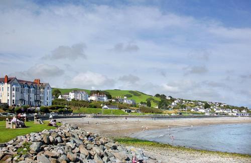 Criccieth Resort | Discover Bron Eifion Lodges: Family-Friendly Retreat