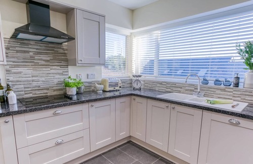 Llanerchymedd Cottage | Cozy Bron Heulog: Pet-Friendly Retreat for 6 Guests