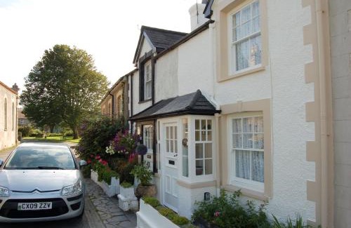 Cwrt House | Welcoming Bronhaul Cottage in Pennal - Family-Friendly Retreat