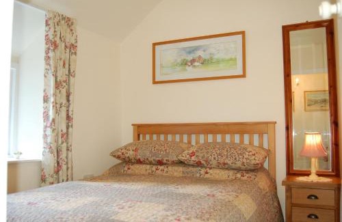 Cwrt House | Welcoming Bronhaul Cottage in Pennal - Family-Friendly Retreat