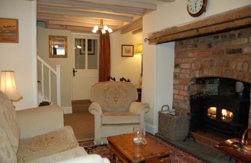 Cwrt House | Welcoming Bronhaul Cottage in Pennal - Family-Friendly Retreat