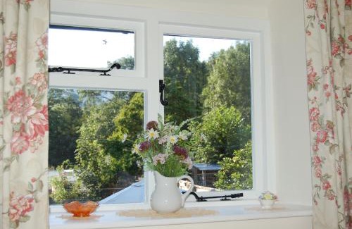 Cwrt House | Welcoming Bronhaul Cottage in Pennal - Family-Friendly Retreat