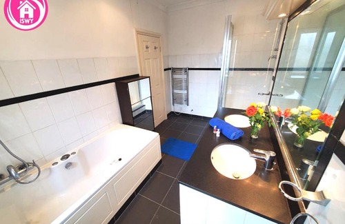 Brondesbury Park House | Comfortable Bronsdesbury House: Pet-Friendly Family Retreat