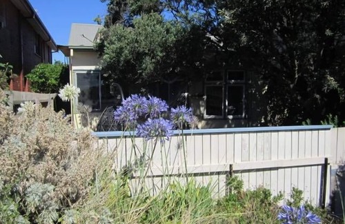 Frankston House | Beachfront Bronte: Pet Friendly with Ocean Views
