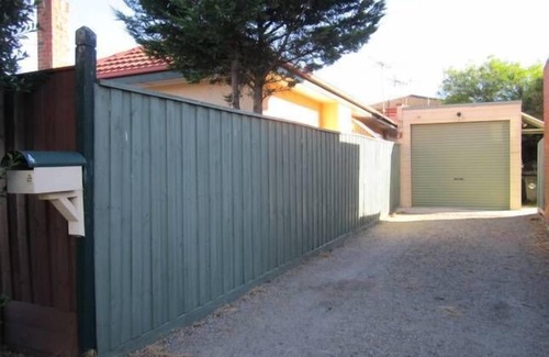Frankston House | Beachfront Bronte: Pet Friendly with Ocean Views