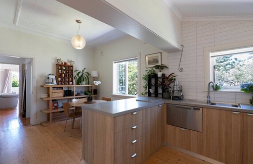 Bronte House | Boho Chic Bronte Retreat with Ocean Views and Parking
