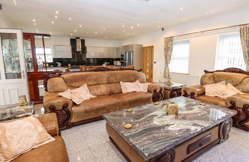 Oakworth Cottage | Bronte View Hideaway: Cozy Character Cottage with Kitchen