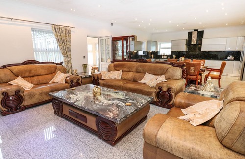 Oakworth Cottage | Bronte View Hideaway: Cozy Character Cottage with Kitchen