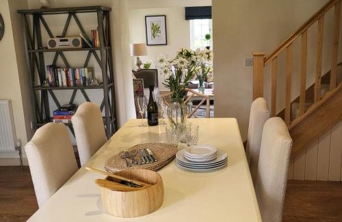 Kelling House | Cozy Brook Cottage: 4-Star Stay with Breakfast & Pet-Friendly