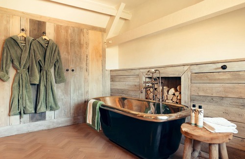 Burford Cottage | Brook Cottage: Pet-Friendly Retreat with Hot Tub Access