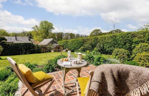 Abbess Roding House | Brook Farm Annex: Child-Friendly Hotel with 9.2/10 Rating