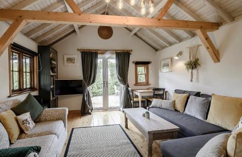 Abbess Roding House | Brook Farm Annex: Child-Friendly Hotel with 9.2/10 Rating