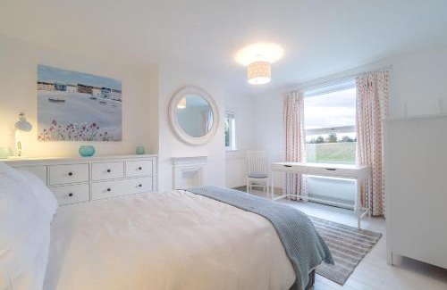 Sharrington House | Brook House: Ideal Family and Pet-Friendly Retreat