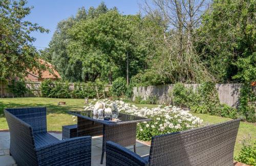 Sharrington House | Brook House: Ideal Family and Pet-Friendly Retreat