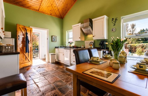 Lisburn Cottage | Brookhall HoneySuckle Cottage: Family-Friendly Getaway