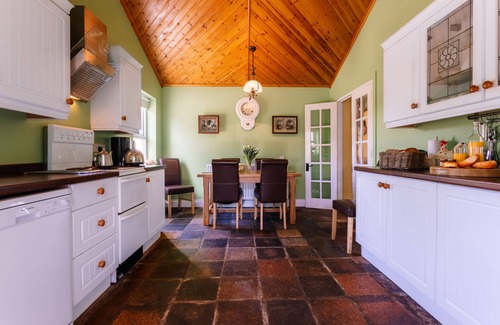 Lisburn Cottage | Brookhall HoneySuckle Cottage: Family-Friendly Getaway