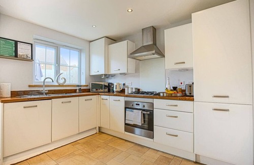 Milton Keynes House | Brookland House: Pet-Friendly Retreat with Garden & SmartTV