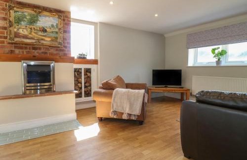 Windley House | Brookley Barn: Family-Friendly Retreat with Pool & Pets Welcome