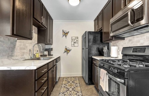 College Station Apartment | Brooklyn Retreat: Walk to A&M with Comfy King Bed