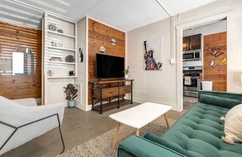 College Station Apartment | Brooklyn Retreat: Walk to A&M with Comfy King Bed