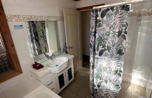 Brooklyn Hotel | Brooklyn Motel: Eco-Friendly Stay with Pool & Spa