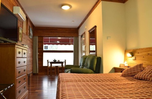 Brooklyn Hotel | Brooklyn Motel: Eco-Friendly Stay with Pool & Spa
