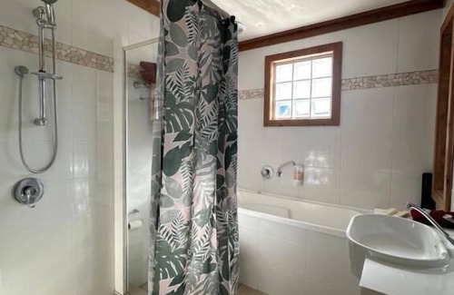 Brooklyn Hotel | Brooklyn Motel: Eco-Friendly Stay with Pool & Spa