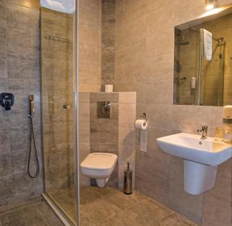 Trzcinica Hotel | Brooklyn Noclegi: Family-Friendly Stay with Breakfast Included
