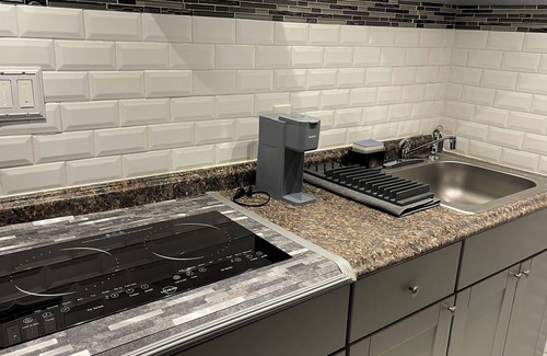Georgetown Condo | Brooklyn Balcony Getaway with Spa and Hot Tub Access