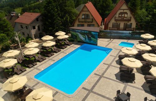 Yablunytsya Hotel | Brooklyn Hotel: Poolside Retreat with Oceanfront Views