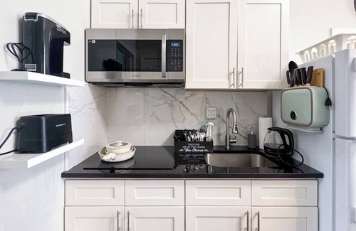 Spruce Hill Apartment | Brooklyn Vibe Meets UPenn: Stylish 1BR - Sleeps 3