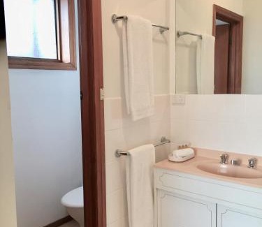 Norlane Apartment | Brook's Oceanfront Retreat with Breakfast & Pet-Friendly Perks