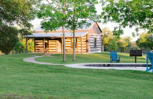 Round Top Cabin | Top-Rated Barnwood Builders Cabin at The Lone Star Farm