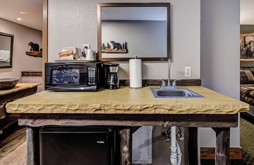 Gatlinburg Hotel | Brookside Lodge: Enjoy Poolside Bliss and Family Amenities