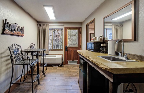 Gatlinburg Hotel | Brookside Lodge: Enjoy Poolside Bliss and Family Amenities