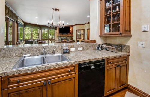 Avon House | Brookside Townhome #303: Family-Friendly Retreat with Pool