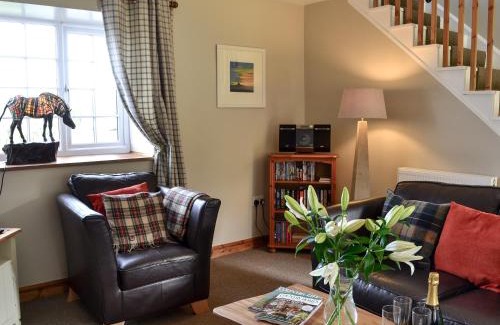 Duns House | Cozy Broomhouse Lodge: Pet-Friendly Retreat with Top Ratings