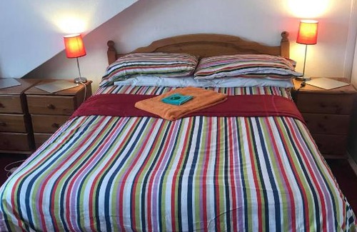 Dyce House | Inviting Broomlea Guest House: Family-Friendly Retreat