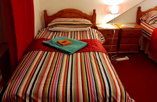 Dyce House | Inviting Broomlea Guest House: Family-Friendly Retreat