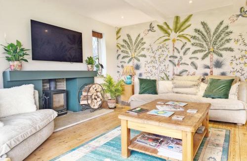 Thakeham House | Cozy Broomy Cottage: Pet & Child Friendly Retreat