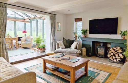 Thakeham House | Cozy Broomy Cottage: Pet & Child Friendly Retreat