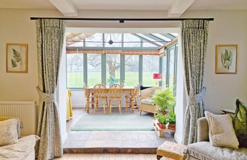 Thakeham House | Cozy Broomy Cottage: Pet & Child Friendly Retreat