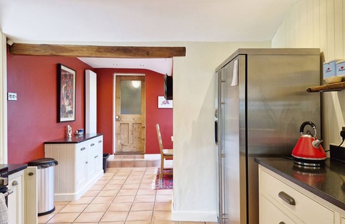 Thakeham Cottage | Inviting Broomy Cottage: Sleeps 10, Pet-Friendly Retreat