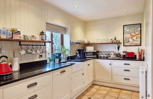 Thakeham Cottage | Inviting Broomy Cottage: Sleeps 10, Pet-Friendly Retreat