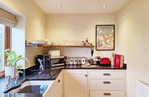 Thakeham Cottage | Inviting Broomy Cottage: Sleeps 10, Pet-Friendly Retreat