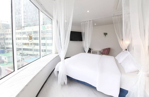 Seo Hotel | Explore Brown-Dot Songdo: Ideal for Families with Breakfast