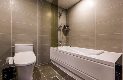 Seo Hotel | Explore Brown-Dot Songdo: Ideal for Families with Breakfast