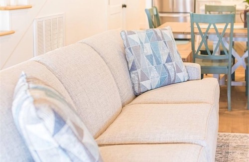Guntersville House | River Rocks Plantation: Brown Eyed Girl with Pool & Family Amenities
