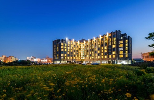 Seongsan Hotel | Discover Brown Suites Hotel and Resort: 4-Star Family Retreat